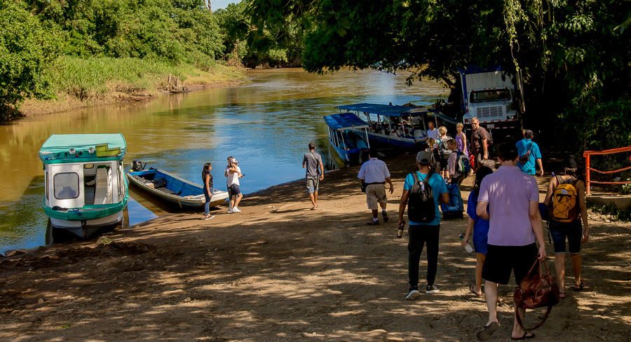 Der kleine Bootsanleger am Fluss